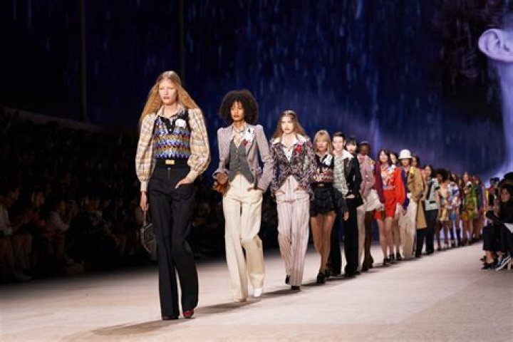 Fashion show, Runway, Style, Fashion model, Fashion, Street fashion, Model, Magenta, Fashion design, Haute couture, 