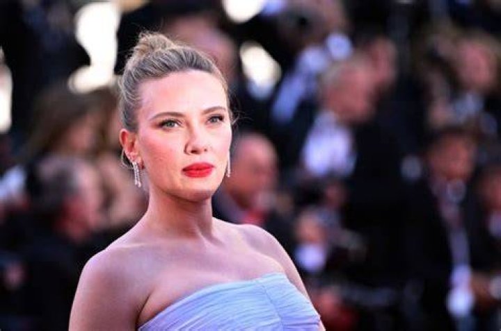 FileScarlett Johansson in Kuwait 01btweaked.jpg Wikimedia Commons