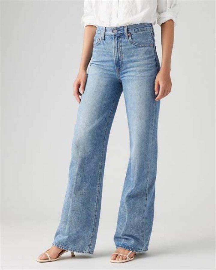 Footwear, Leg, Trousers, Denim, Jeans, Shirt, Textile, Outerwear, T-shirt, Fashion, 