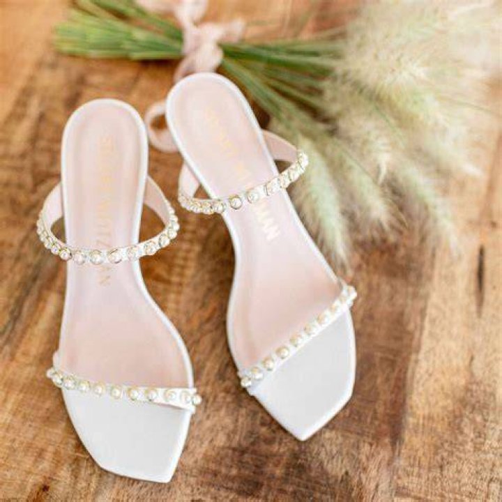 Footwear, Sandal, Shoe, Bridal shoe, Slingback, High heels, Court shoe, Beige, Strap, Metal, 