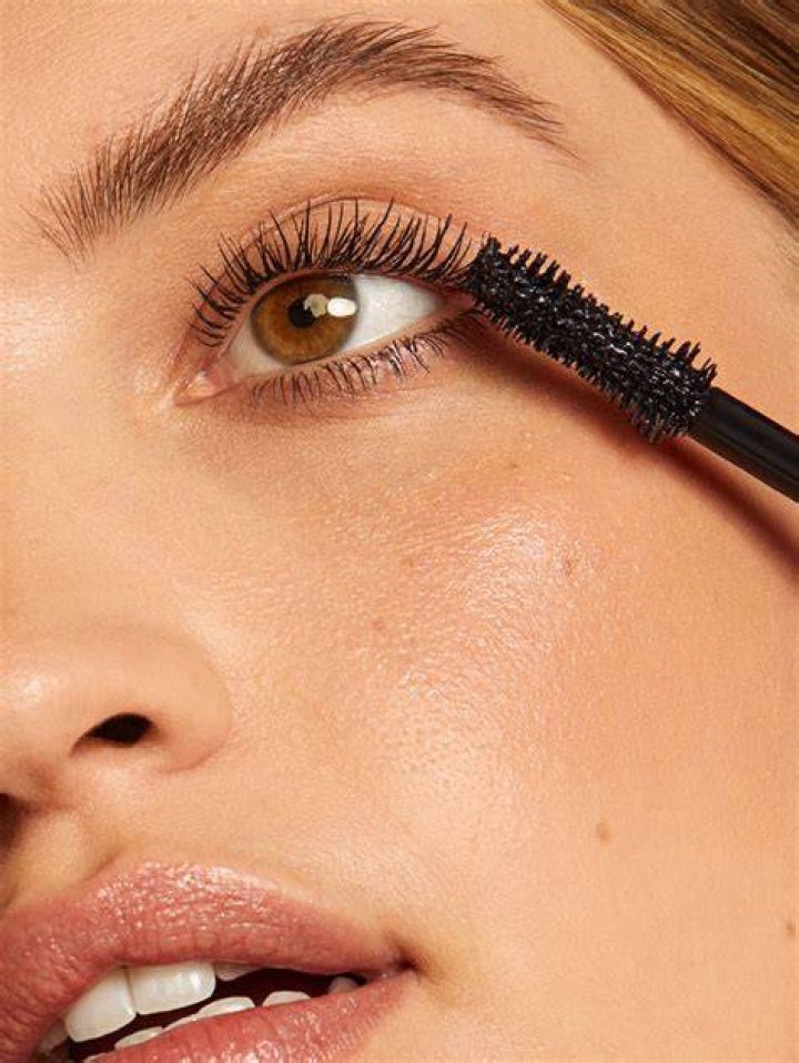 Fullest Volumizing Mascara