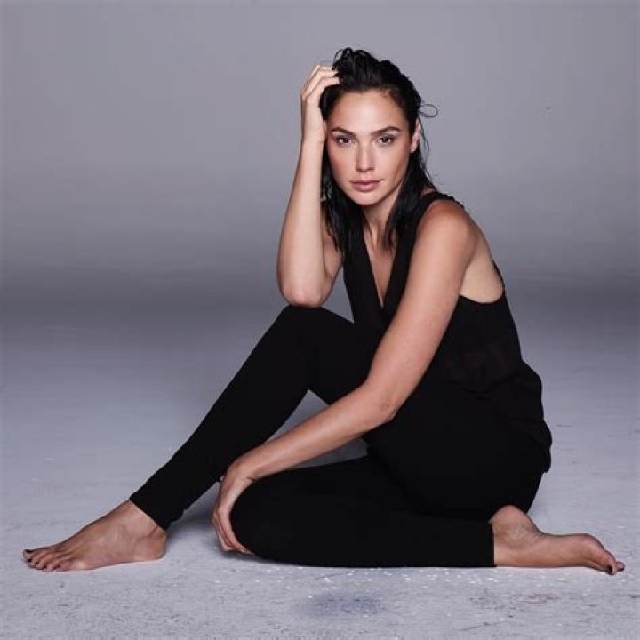 Gal Gadot Feet (8 images)