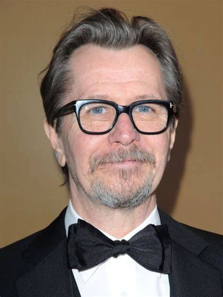 Gary Oldman as Herman Mankiewicz walking on a movie set in Mank