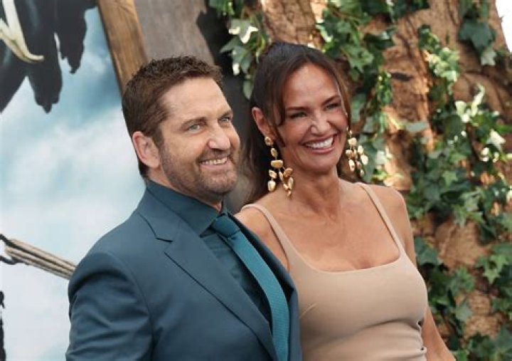 Gerard Butler Kisses Girlfriend at Movie Premiere Photos