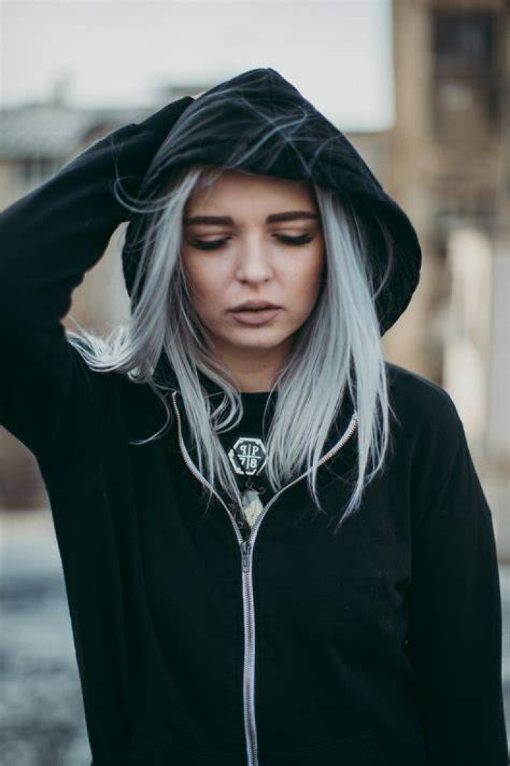 Hair, Face, Footwear, Head, Outerwear, Sunglasses, Bag, Style, Fashion accessory, Street fashion, Hair, Face, Footwear, Head, Outerwear, Sunglasses, Bag, Style, Fashion accessory, Street fashion,