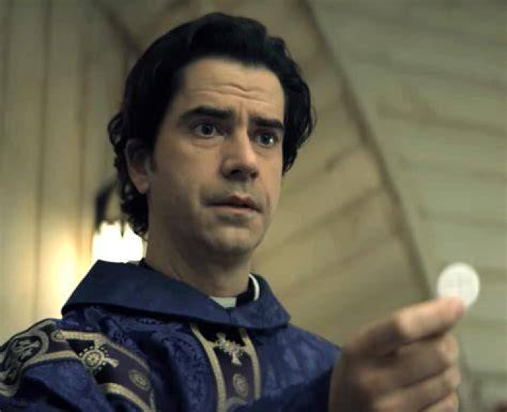 Hamish Linklater in Midnight Mass