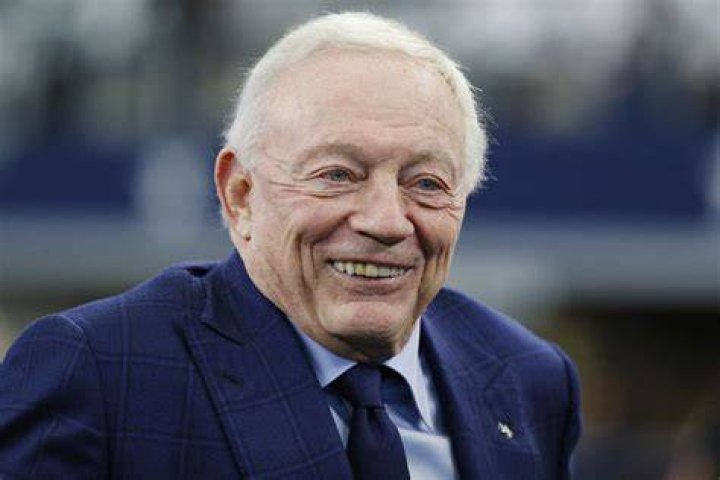 “He’s Probably Drunk”: Cowboys Owner Jerry Jones Aggravating Eagles Fans At Home
in Viral Footage Catches Eyes of the NFL World