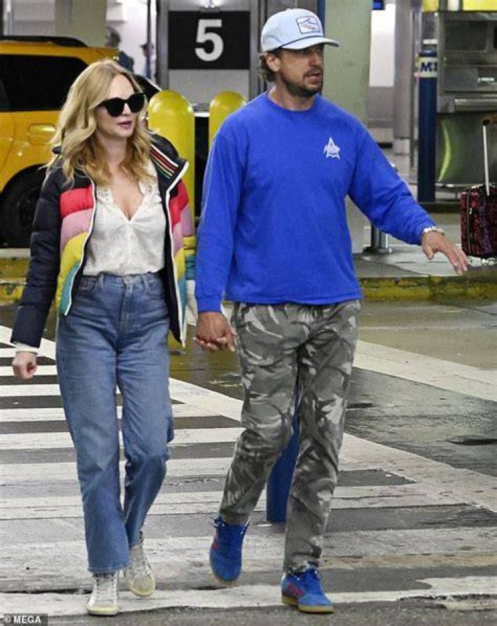 Heather Graham holds hands with snowboarder John de Neufville following