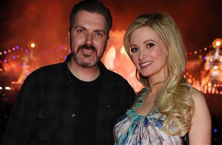 Holly Madison Finalizes Divorce From Pasquale Rotella