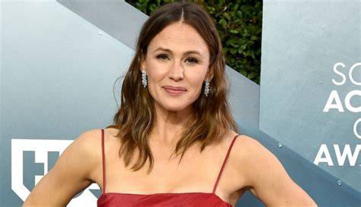 How Jennifer Garner's Team Reacted to Her Alias Pool Scene Redo