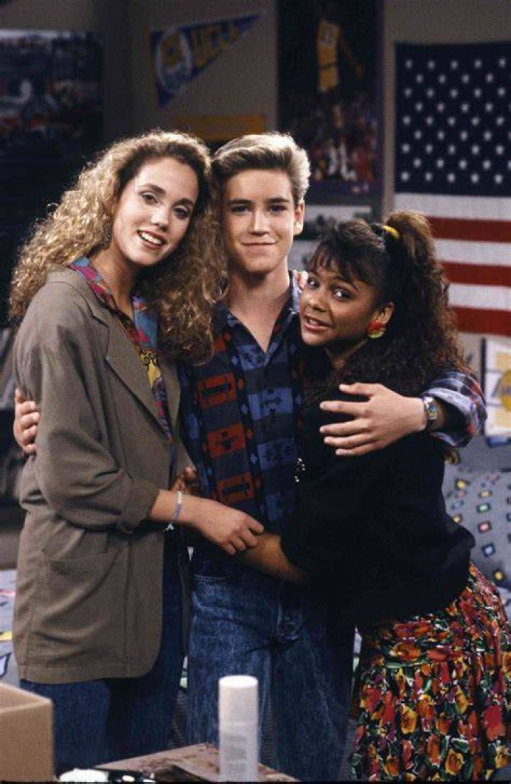 How Saved By The Bell Season 1 Hinted At Aishas Bisexuality