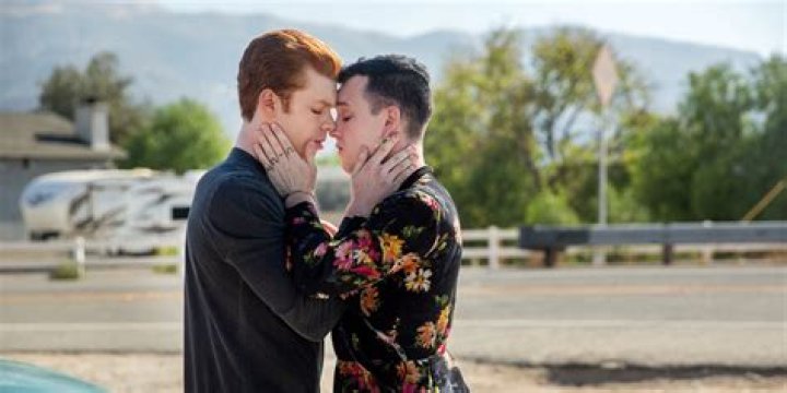 Ian and Mickey kiss at the Mexican border.