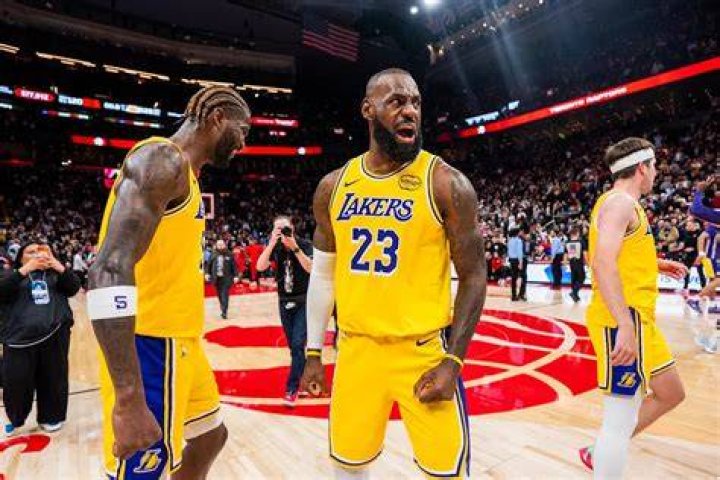 Is LeBron James’ 10-Point Streak More Impressive Than Stephen Curry’s 3-Point
Streak?