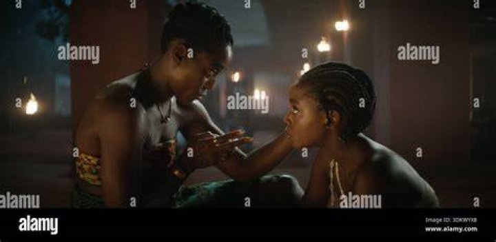 Izogie lecturing Nawi in The Woman King