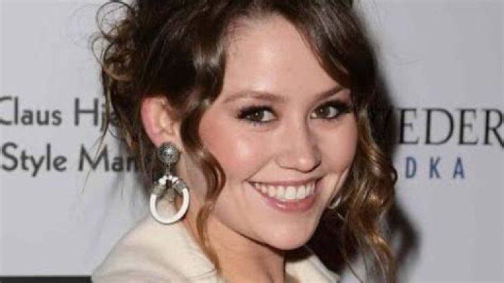 Jane Carrey: American Singer, Jim Careey’s Daughter, Movies, Music, Age, Mother, Husband, Instagram, Net Worth, Wiki!