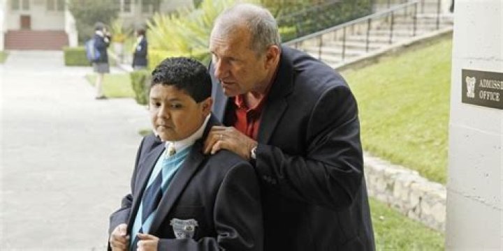 Jay standing with Manny on Modern Family