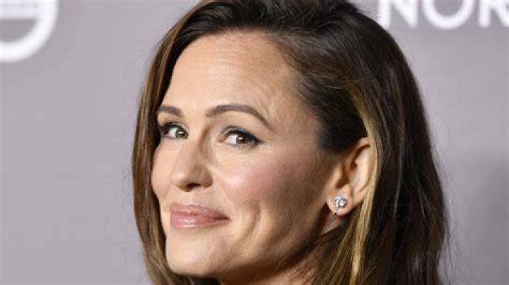 Jennifer Garner Swears By This Neutrogena Body Oil