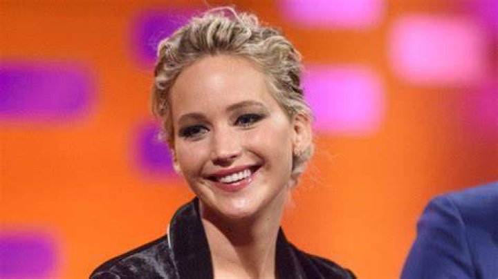 Jennifer Lawrence apologises for Hawaiian 