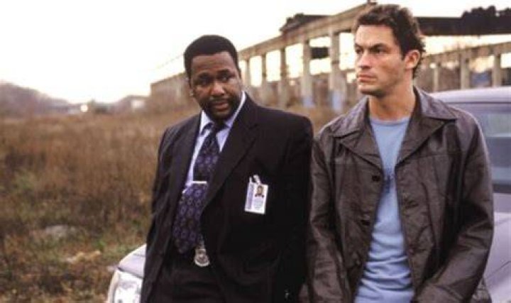 Jimmy and Bunk standing by a car in The Wire.