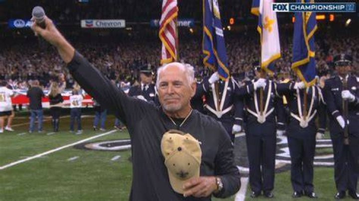 Jimmy Buffett Does an Epic Mic Drop After Singing the National Anthem
