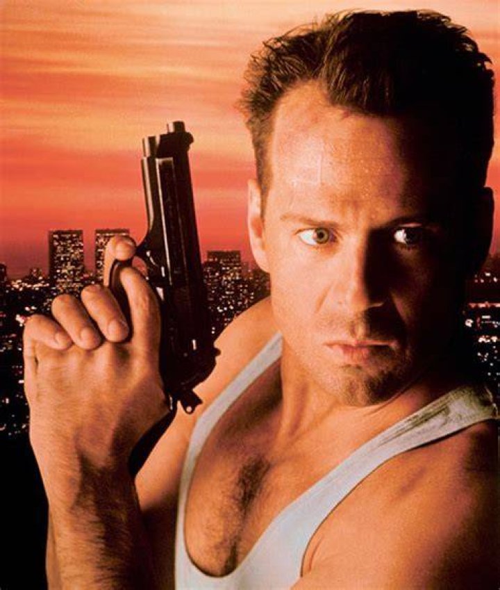 John McClane (Bruce Willis) confronts terrorist (Vondie Curtis-Hall) in airport Die Hard 2