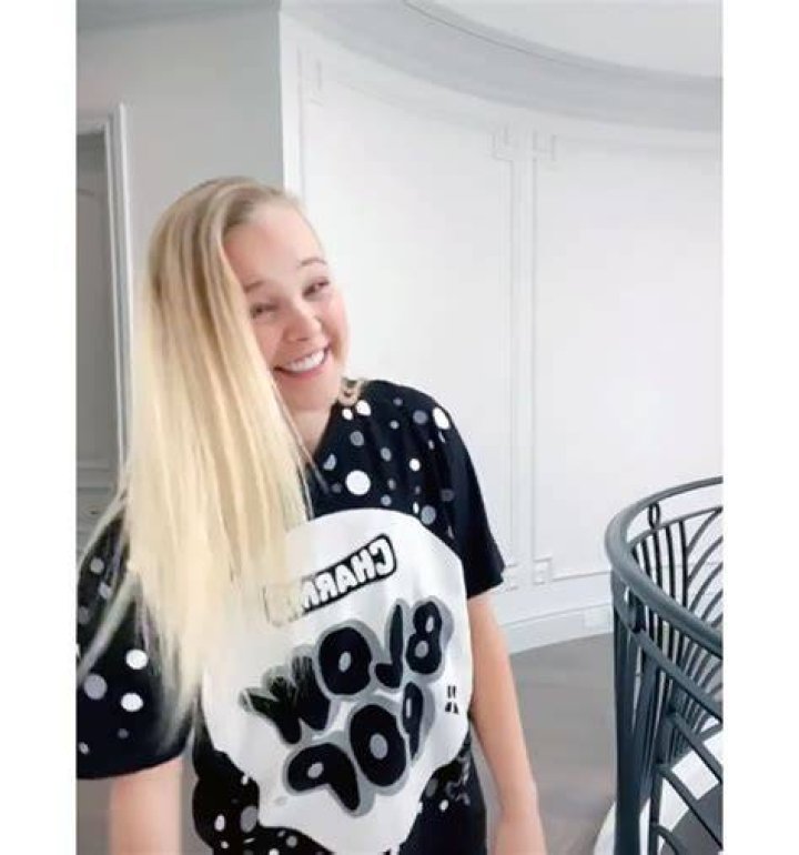 Jojo Siwa Without A Bow In Her Hair Jojo Siwa Removes Iconic Bow And