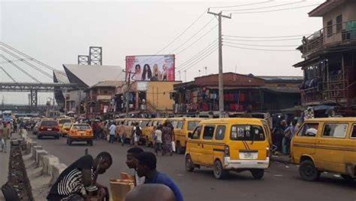 Jubilation at Oshodi Under Bridge as sensational ‘Area Boy’ defeats Canadian High Commissioner in chess game