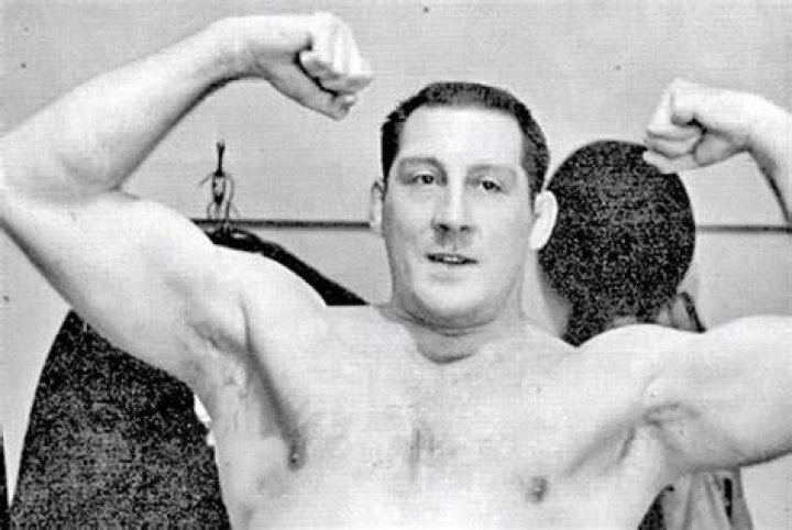 Karl Gotch flexes