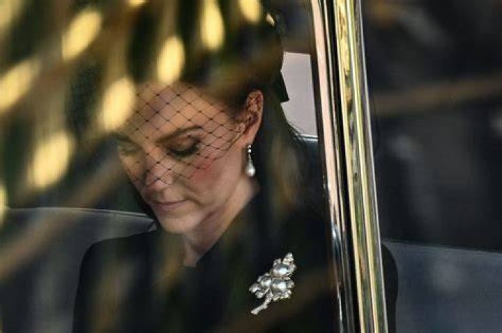 Kate wearing the Queens brooch kate wears queens brooch for lying in state ceremony