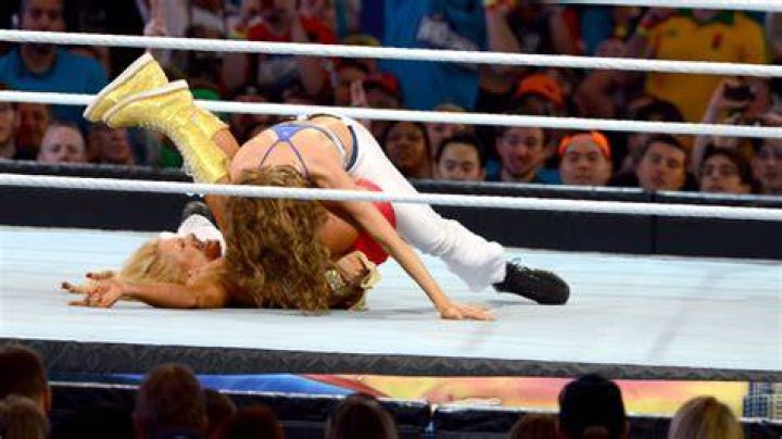 Kelly Kelly v Beth Phoenix Hell in a Cell 2011 Cropped