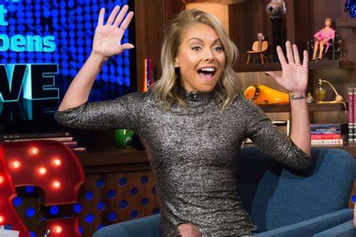 Kelly Ripa Cherishes Her Topless Photos From the &rsquo;90s Glamour