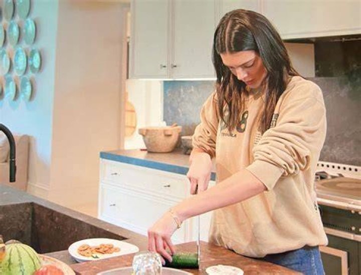 Kendall Jenner Completely Botches Cutting a Cucumber and Needs Chef’s Help, Viewers React to Viral Video