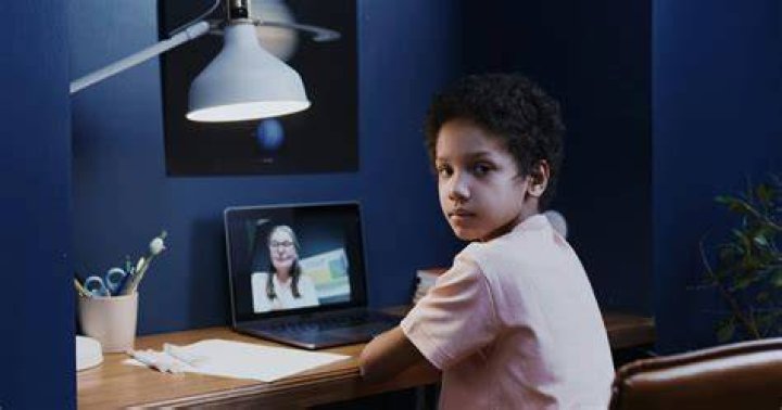 kid having online class