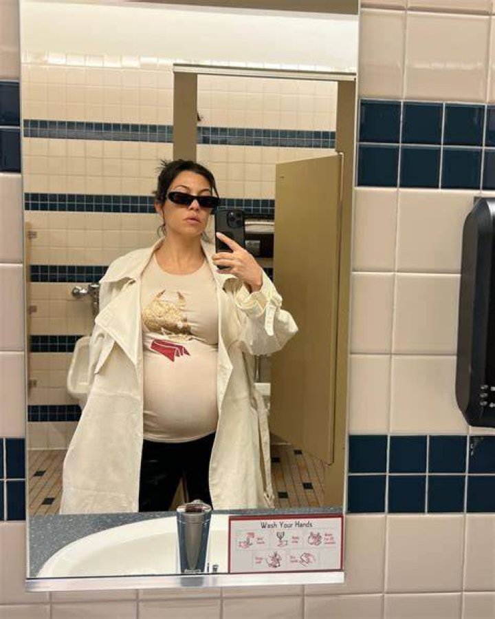 Kourtney Kardashian Posted a Ton of New Pregnancy Photos Patabook Fashion
