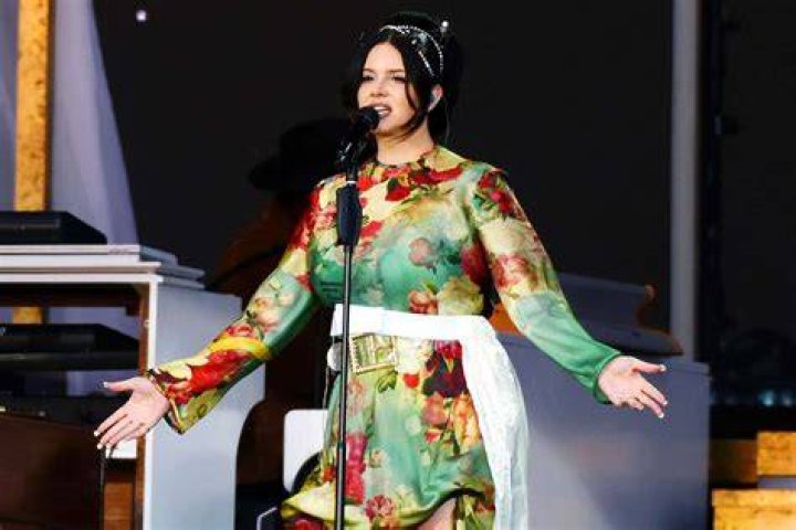 Lana Del Rey Addresses Shortened Glastonbury Set at London Show