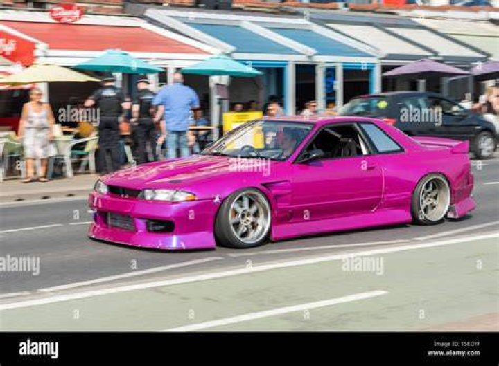 Land vehicle, Car, Magenta, Street fashion, Auto part, Mesh, Dress, Bag, Grille, Wire fencing, 
