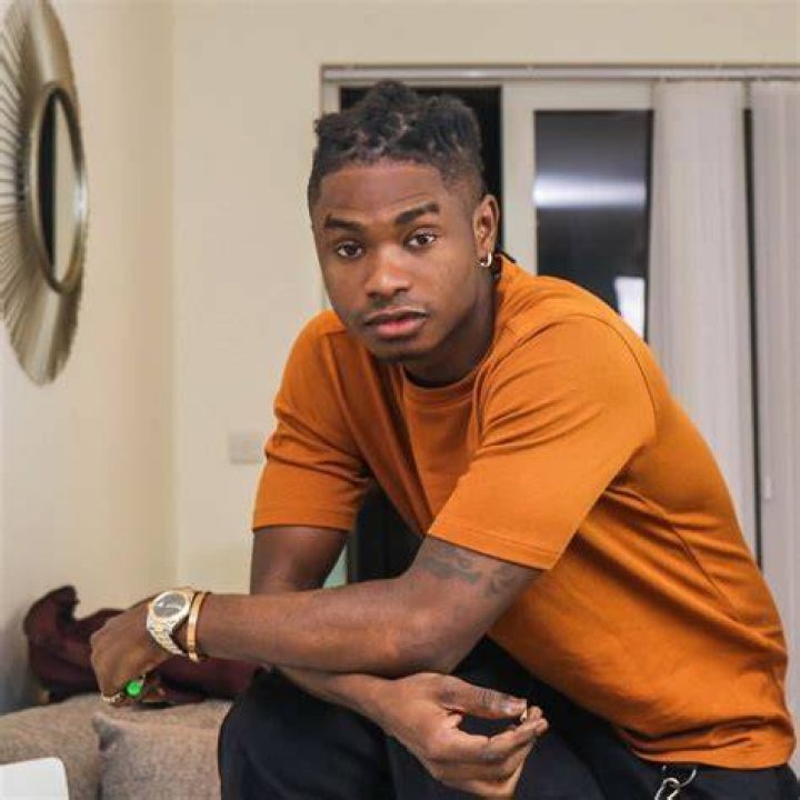 Lil Kesh falls on stage &lsquo;Twice&rsquo; during Olamide&rsquo;s &lsquo;Made In Lagos concert