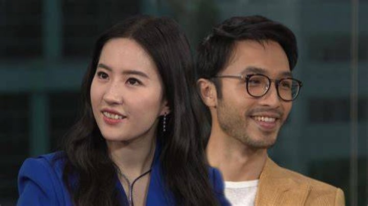 Liu Yifei and Yoson An in Mulan (2020)