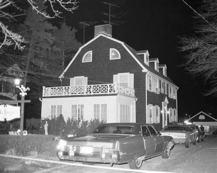 Lorraine in Amityville house in The Conjuring 2