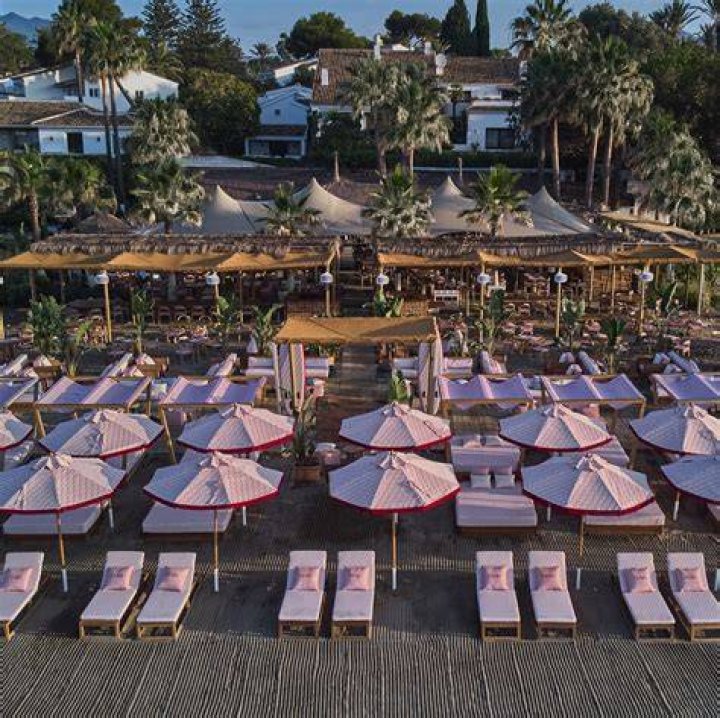 los 'beach club' de moda (literal) que querrás visitar este verano