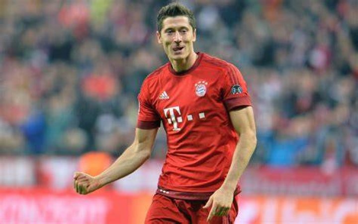 Lovely photo of Robert Lewandowski with his daughter. Dad proud...