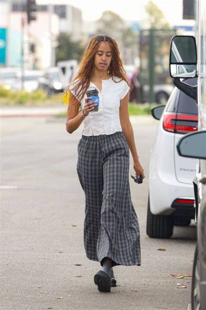 Malia Obama makes a run to a 7Eleven in Los Angeles with a friend