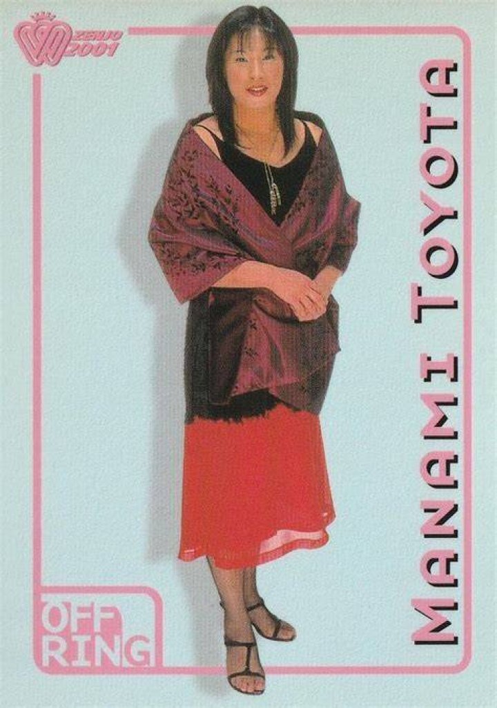 Manami Toyota waving