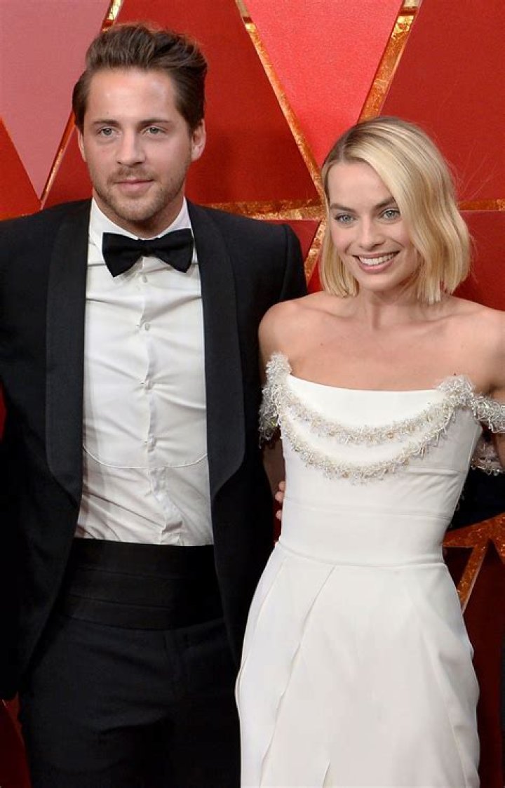 Margot Robbie and Tom Ackerley have a picnic by the beach in Hawaii