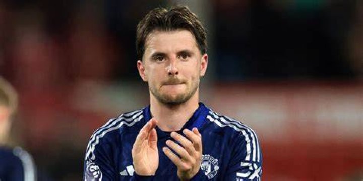 Mason Mount Appears Terrified as Random Fans Hound Him for Autograph at Night
