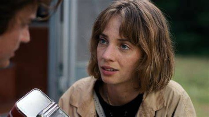 Maya Hawke Has Mixed Feelings on Robin's Relationship