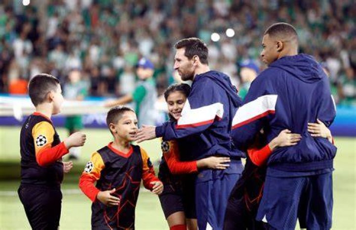 Mbappé Meets Kiddies Who Started Dancing in Slums, Heartwarming moment Stirs Reaction: “This Is Massive”