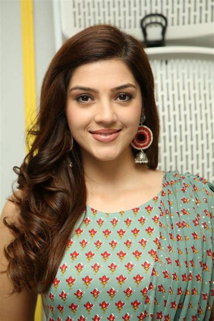 Mehreen Pirzada Picture