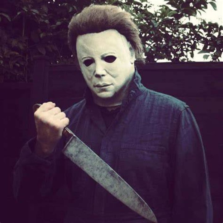 Michael Myers holding a knife in Halloween 5 The Revenge of Michael Myers 