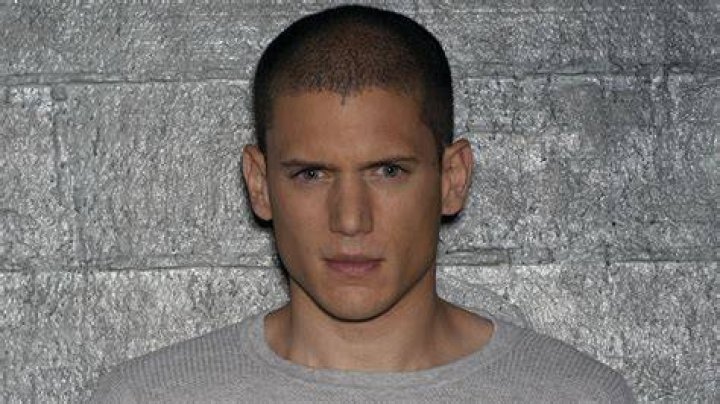 Michael Scofield collapsed next to Lincoln Burrows Prison Break